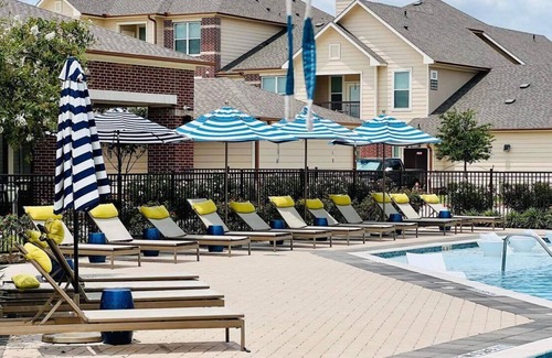 Missouri City Apartment | Chi-Blue ~ Luxurious 1BD/1 BA with King Bed | Resort-Style
