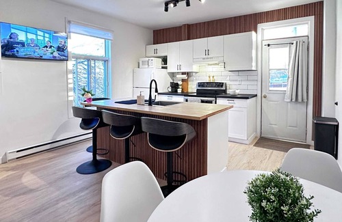 Villeray Apartment | Chic 1-bedroom apartment with fitness room and AC in vibrant Montréal