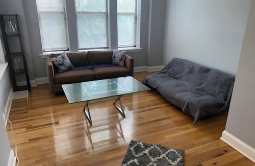 South Shore Apartment | Chic 1-bedroom apartment in marvelous Chicago with WiFi, AC.