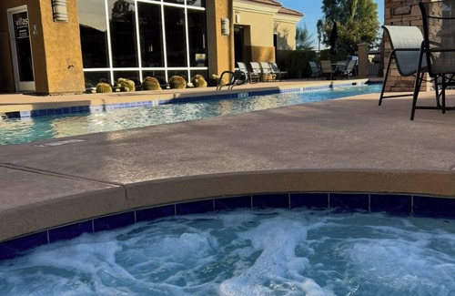Pepper Ridge Apartment | Chic 1-bedroom apartment in fabulous Phoenix with beautiful pool and BBQs