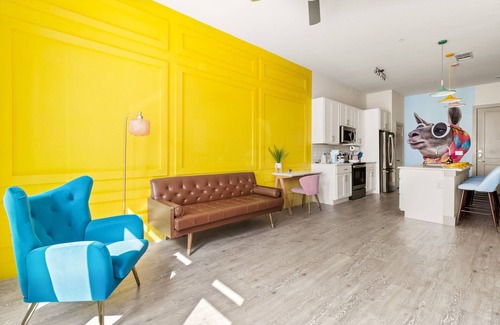 Downtown San Antonio Apartment | Chic 1-bedroom with AC, WiFi, Gym, King Bed in Downtown San Antonio