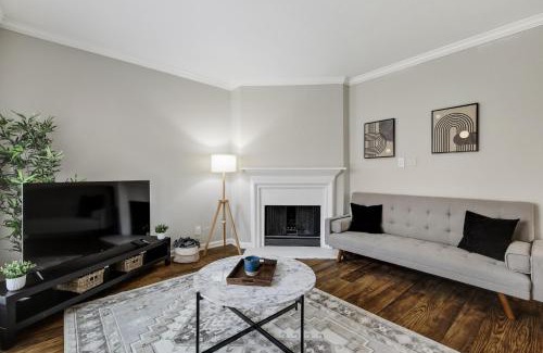 Plano Apartment | Chic 1BD Retreat With Pool & Gym, Heart of Medical City Plano