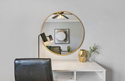Lakeview Apartment | Chic 1BR Apt Close to Everything - Marshfield E3