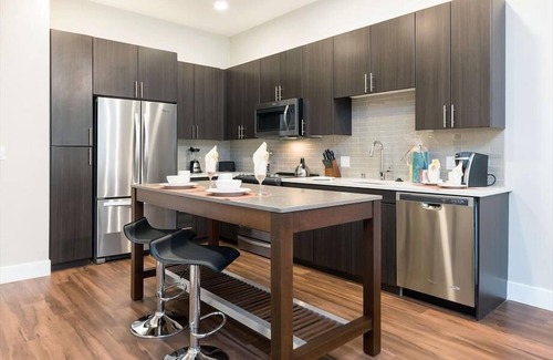 Shoreline West Apartment | Chic 1BR | Rooftop Terrace | Pool | Mountain View