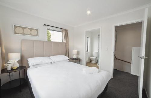 Frankton House | Chic 2-Bed Townhouse by Lake Parks & Shops
