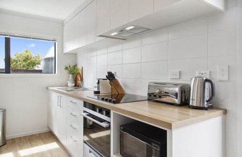 Frankton House | Chic 2-Bed Townhouse by Lake Parks & Shops