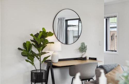 Frankton House | Chic 2-Bed Townhouse by Lake Parks & Shops