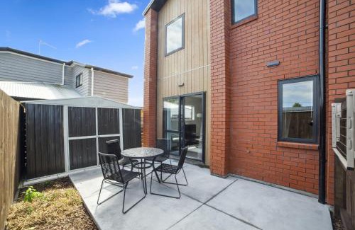 Frankton House | Chic 2-Bed Townhouse by Lake Parks & Shops