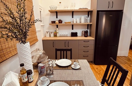 Cote-Des-Neiges—Notre-Dame-De-Grace Apartment | Chic 2-bedroom apartment in vibrant Montréal with WiFi