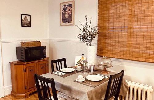 Cote-Des-Neiges—Notre-Dame-De-Grace Apartment | Chic 2-bedroom apartment in vibrant Montréal with WiFi