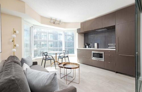 Yorkville Apartment | Chic 2-Bedroom Condo in the Heart of Yorkville