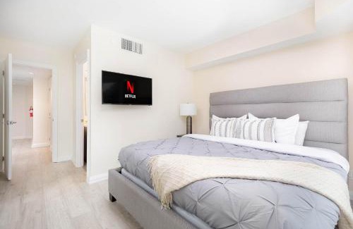 Yorkville Apartment | Chic 2-Bedroom Condo in the Heart of Yorkville