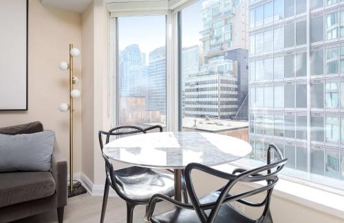 Yorkville Apartment | Chic 2-Bedroom Condo in the Heart of Yorkville