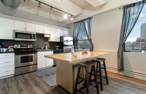 Downtown Edmonton Condo | Chic 2-bedroom condo with WiFi, AC Close to Rogers Place in Edmonton