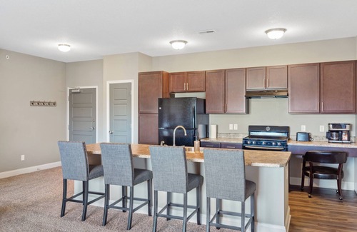 West Des Moines Apartment | Chic 2-bedroom apartment with AC, fitness room in amazing West Des Moines