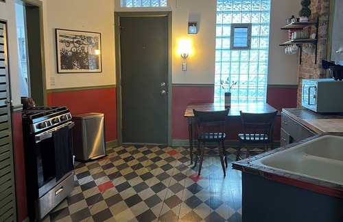 Pulaski Park Apartment | Chic 2-bedroom with AC, WiFi, in terrific Chicago neighborhood of Wicker Park.