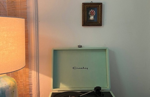 Pulaski Park Apartment | Chic 2-bedroom with AC, WiFi, in terrific Chicago neighborhood of Wicker Park.