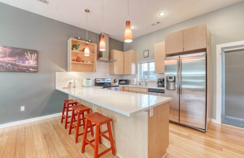 Fayetteville House | 🏈 Chic 2‑BR Condo Walk to Razorback Stadium & Downtown