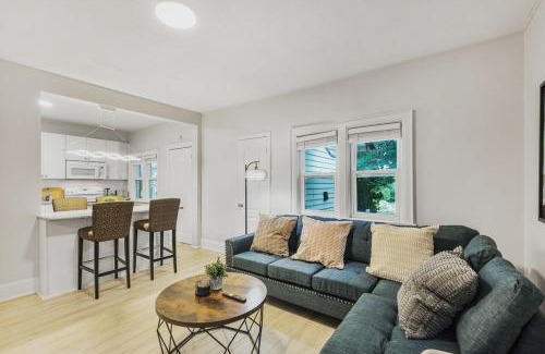 Durham Region Apartment | Chic 2 BR Urban Retreat Near Beach Free Parking