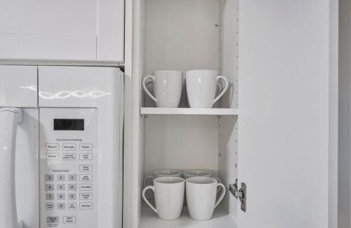 Durham Region Apartment | Chic 2 BR Urban Retreat Near Beach Free Parking