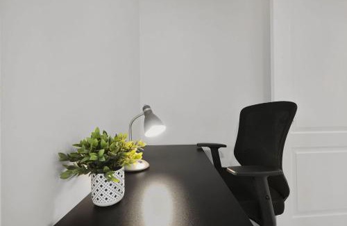 Durham Region Apartment | Chic 2 BR Urban Retreat Near Beach Free Parking
