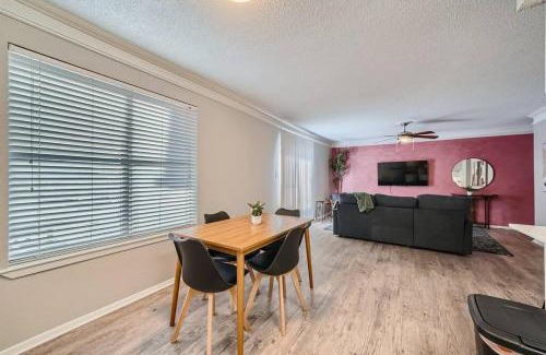 Brentwood Apartment | Chic 2B Getaway - 10min to DTWN - W/D, Pool, Prkg