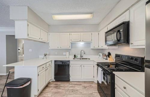 Brentwood Apartment | Chic 2B Getaway - 10min to DTWN - W/D, Pool, Prkg