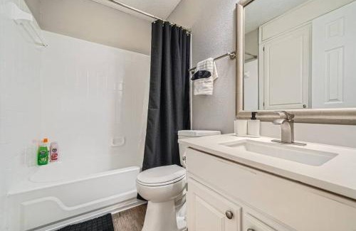 Brentwood Apartment | Chic 2B Getaway - 10min to DTWN - W/D, Pool, Prkg