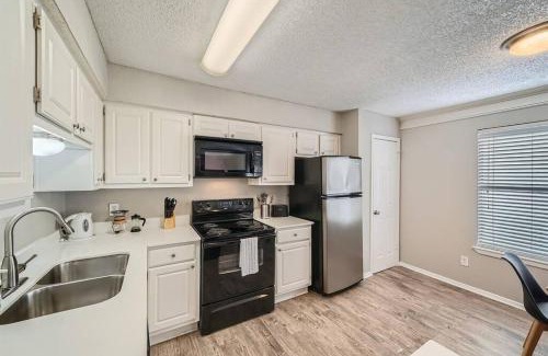 Brentwood Apartment | Chic 2B Getaway - 10min to DTWN - W/D, Pool, Prkg