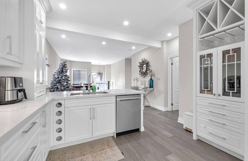 Richmond Hill House | Chic 2B Oasis Retreat, Giant Hot Tub & Sauna Bliss