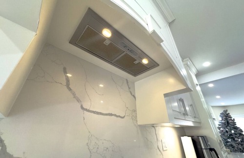Richmond Hill House | Chic 2B Oasis Retreat, Giant Hot Tub & Sauna Bliss