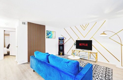 West Campus Apartment | Chic 2BD Entertainer: Arcade & Insta Wall