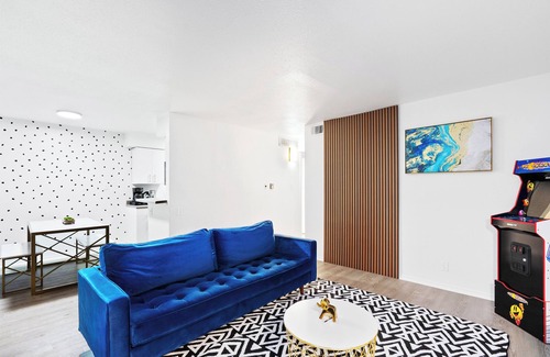 West Campus Apartment | Chic 2BD Entertainer: Arcade & Insta Wall