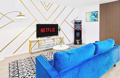 West Campus Apartment | Chic 2BD Entertainer: Arcade & Insta Wall