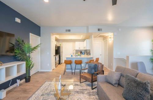 Encanto Apartment | Chic 2BD - Midtown - Gym, Pool, W-D, Parking - Sleeps 8