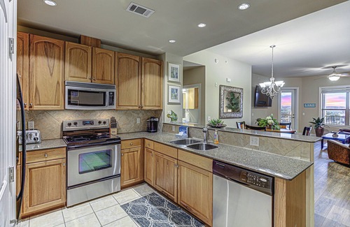 Horseshoe Bay Condo | Chic 2BD with Balcony, Pool, Hot Tub & Marina Views!