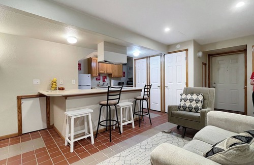 Des Moines Apartment | Chic 2BR - 2 min from iCubs