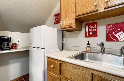 Des Moines Apartment | Chic 2BR - 2 min from iCubs