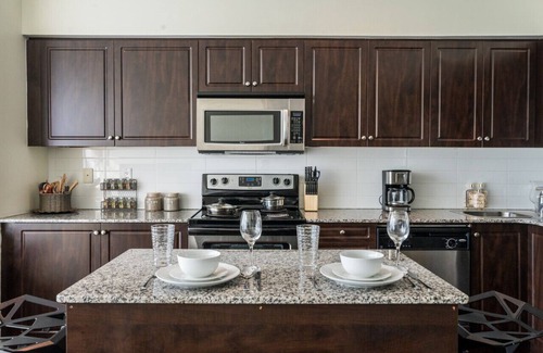 Fort York Condo | Chic 2BR+D Condo w/Lake & CN Tower Views + Parking