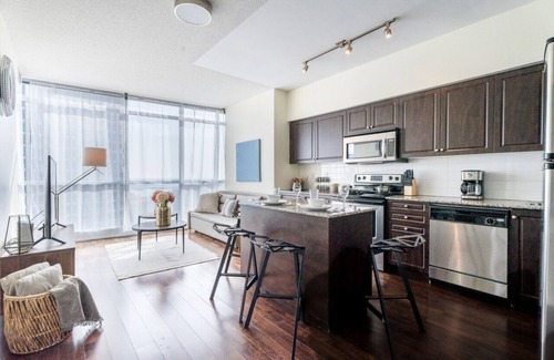 Fort York Condo | Chic 2BR+D Condo w/Lake & CN Tower Views + Parking