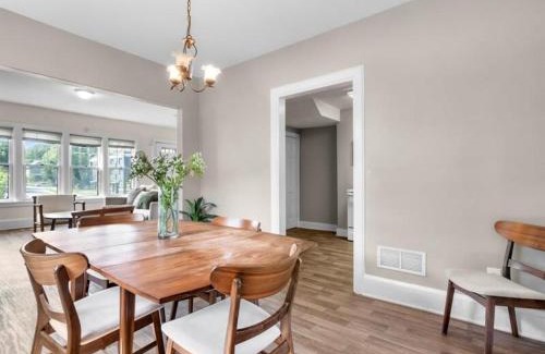 Des Moines House | Chic 2br Duplex Free Parking Near Hospitals