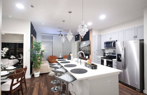 Southtown Apartment | Chic 2BR-w/Parking, Near Rvrwalk, Dome & Conv Ctr