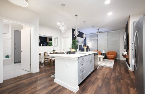 Southtown Apartment | Chic 2BR-w/Parking, Near Rvrwalk, Dome & Conv Ctr