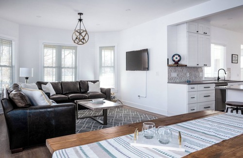 Williams Bay House | Chic 3 BDR Williams Bay Retreat W/Fire pit for 8!