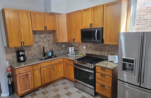 Woodlawn Apartment | Chic 3-bedroom apartment with WiFi, AC in welcoming Chicago