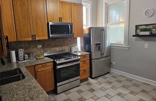 Woodlawn Apartment | Chic 3-bedroom apartment with WiFi, AC in welcoming Chicago