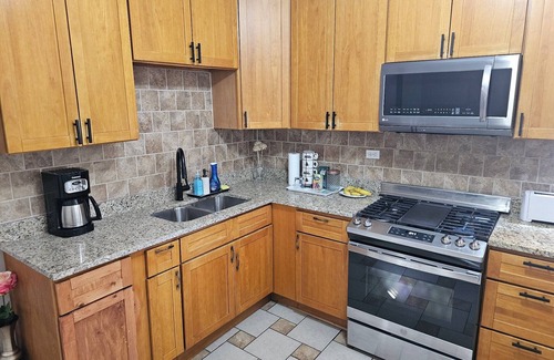 Woodlawn Apartment | Chic 3-bedroom apartment with WiFi, AC in welcoming Chicago