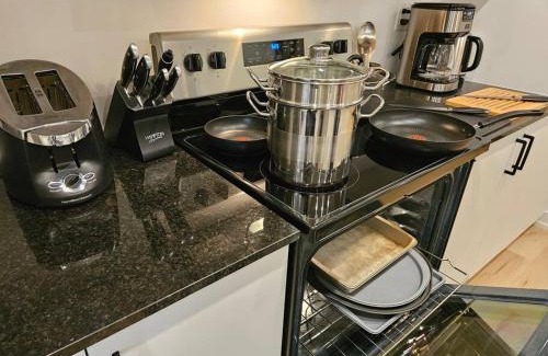 Hespeler House | Chic 3 Bedroom Casita w/ free parking, EV charger
