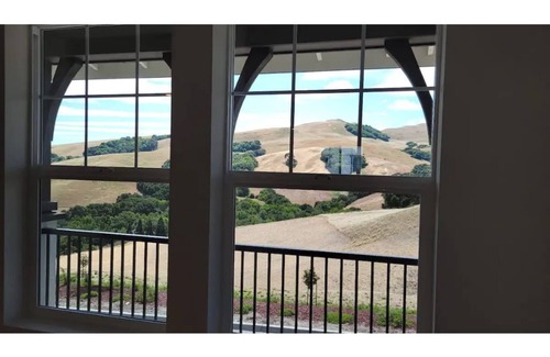 Contra Costa County House | Chic 3 Level Large Kitchen close to 5 golf courses