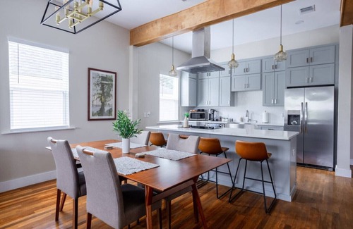 Eastside Promise Neighborhood House | Chic 3BD/2BA Getaway | King Bed | 1mi to Downtown